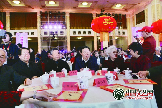 全國政協副主席盧展工(中)和中國文聯主席孫家正(右)等領導觀看演出