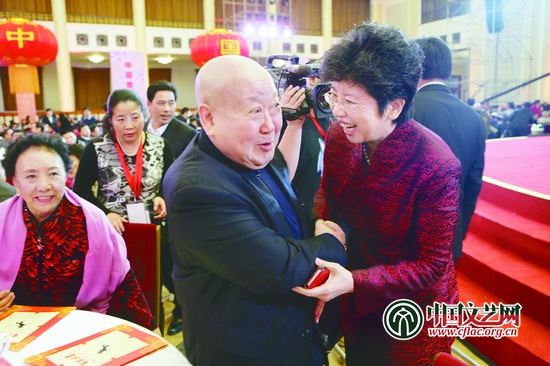 趙實與尚長榮親切交談