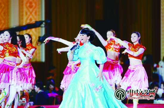 殷秀梅演唱《馬兒啊,你慢些走》