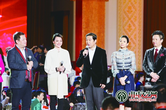 張國立、董卿、章子怡、閻維文、呂嘉等藝術家向觀眾送上新春寄語