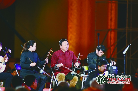 馮鞏為京劇《軍民魚水情》伴奏