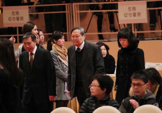 楊振寧攜夫人出席