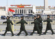 步伐整齊的警衛