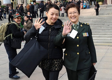 政協委員揮手話別:明年兩會再相見