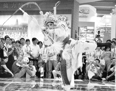 第七屆深圳文博會掀開文博會歷史的新篇章,總成交金額達到1245.49億元。圖為文博會現(xiàn)場,演員與觀眾互動。 第七屆深圳文博會掀開文博會歷史的新篇章,總成交金額達到1245.49億元。圖為文博會現(xiàn)場,演員與觀眾互動。