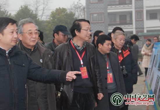 參觀文藝支教服務(wù)成果 中國(guó)文藝網(wǎng) 吳月玲 攝