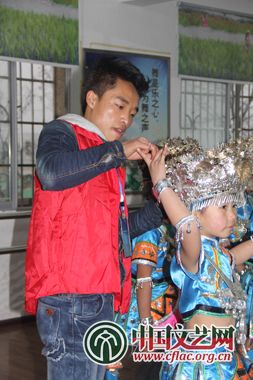 志愿者老師學(xué)生跳舞 中國(guó)文藝網(wǎng) 吳月玲 攝